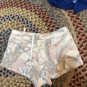 Woman’s hollister camo shorts